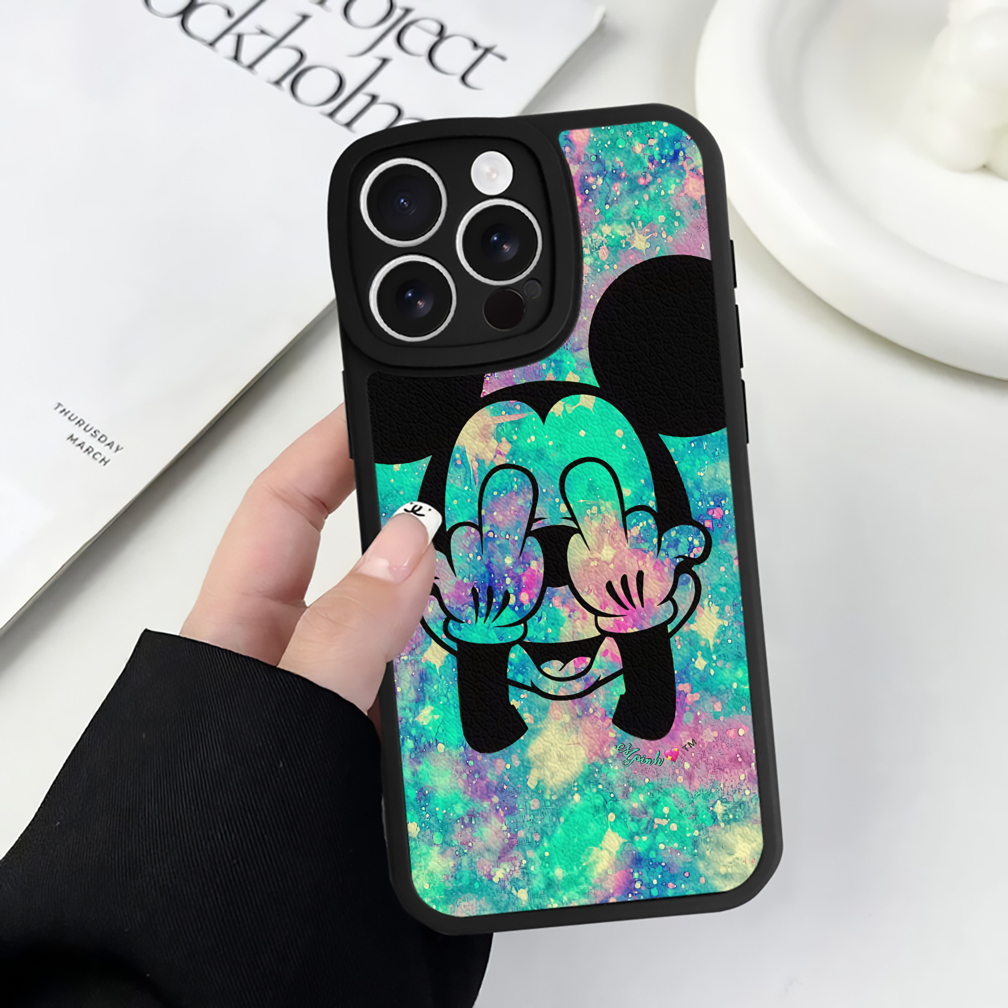 （画像用） ミッキーマウス Mickey Mouse 【iPhone 16シリーズ対応】シリコンスマホケース（レザー調） 材質：シリコン
